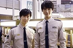 アニメ版手塚役の鈴木達央(左)、実写版手塚役の福士蒼汰「図書館戦争 THE LAST MISSION」