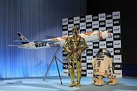 特別塗装機の模型と会見に駆けつけたC-3PO、R2-D2「スター・ウォーズ」