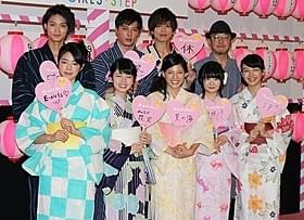 チームワークの良さを見せた石井杏奈(前列中央)らキャスト陣「ガールズ・ステップ」