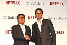 (左から)ソフトバンクの代表取締役社長兼CEO宮内謙氏、 Netflixのグレッグ・ピーターズ代表取締役社長「デアデビル」