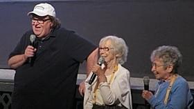 マイケル・ムーア監督とシャーリー&ヒンダ「シャーリー&ヒンダ ウォール街を出禁になった2人」