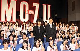 「15話耐久ノンストップ MOZUラリー」に参加した ファン100人と西島秀俊&池松壮亮「劇場版 MOZU」