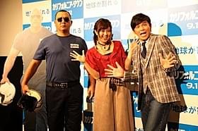 「カリフォルニア・ダウン」を絶賛する (左から)木下隆行、菊地亜美、岡田圭右「カリフォルニア・ダウン」