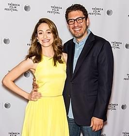 婚約したエミー・ロッサムとサム・エスメイル「オペラ座の怪人」