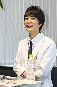 取材に応じる梅原裕一郎「ブラック・ジャック」