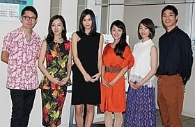 三澤拓哉監督を称えた杉野妃希(左から2人目)「3泊4日、5時の鐘」