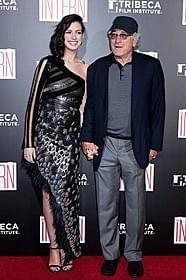 手をつないで写真撮影に応じた アン・ハサウェイ&ロバート・デ・ニーロ「マイ・インターン」