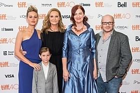 左から、ブリー・ラーソン、ジョアン・アレン、子役のジェイコブ・トレンブレイ、 作家のエマ・ドナヒュー、レニー・アブラハムソン監督「部屋(1966)」