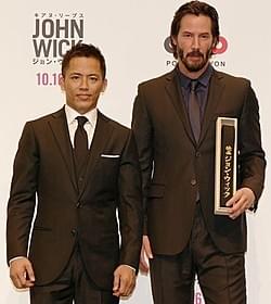 野村忠宏氏から黒帯を受け取ったキアヌ・リーブス「ジョン・ウィック」
