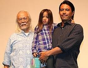 家族事情を暴露したマイク眞木(左)一家「海賊じいちゃんの贈りもの」