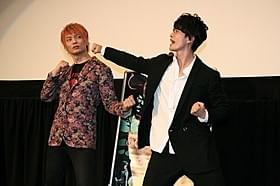 サイボーグ戦士とデビルマンの世紀のバトルを再現する 福山潤(右)と浅沼晋太郎「デビルマン」
