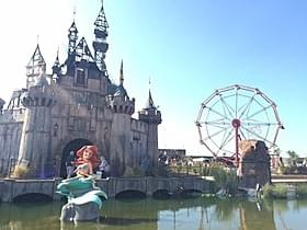 史上最低のテーマパーク「ディズマランド(Dismaland)」「イグジット・スルー・ザ・ギフトショップ」