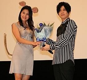 橋本マナミ(左)のセクシーオーラに大緊張の梶裕貴「GAMBA ガンバと仲間たち」