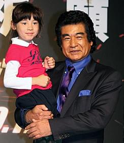 エヴァちゃんを抱っこする藤岡弘、「サバイバー」