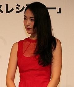 藤巻の歌声を聴きながら、涙する知英