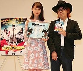 受賞記念会見に出席した園子温監督(右)とトリンドル玲奈「リアル鬼ごっこ」