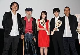 舞台挨拶に出席した本郷奏多(右から2人目)ら「シネマの天使」