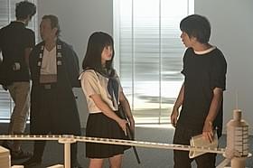 主演の橋本環奈(左)と、メガホンをとった前田弘二監督「セーラー服と機関銃」
