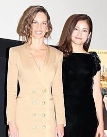 ヒラリー・スワンクと黒木メイサ「サヨナラの代わりに」