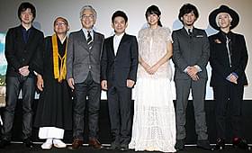 舞台挨拶に立った伊藤淳史、山本美月ら「ボクは坊さん。」