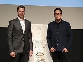キャリー・ジョージ・フクナガ監督(右)と Netflix.K.K.代表取締役社長グレッグ・ピーターズ「ビースト・オブ・ノー・ネーション」