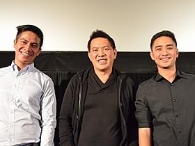 (左から)ロレト・F・カスティリョ、 ブリランテ・メンドーサ監督、アーロン・リベラ「罠 被災地に生きる」