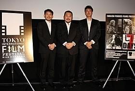 ティーチインを行った渡辺紘文監督(中央)ら「そして泥船はゆく」