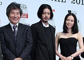 公式会見に臨んだ(左から) 小栗康平監督、オダギリジョー、中谷美紀「FOUJITA」