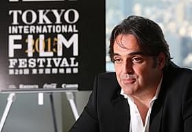 インタビューに応じるエドアルド・ファルコーネ監督「神様の思し召し」