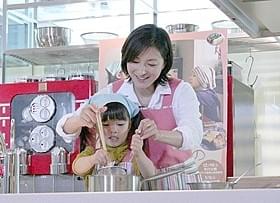 完成記念イベントに出席した広末涼子と赤松えみなちゃん「はなちゃんのみそ汁」
