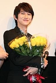バラの花束を受け取りほほ笑む本郷奏多「シネマの天使」