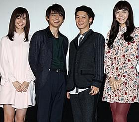 舞台挨拶に立った千葉雄大、吉沢亮ら「通学シリーズ 通学電車」