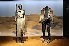 撮影に使用されたレイ(左)&フィンの衣装「スター・ウォーズ フォースの覚醒」