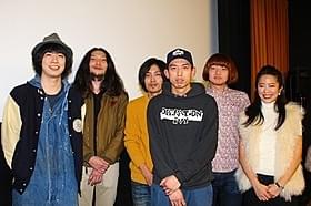 舞台挨拶に立った渡辺大知監督ら「モーターズ」