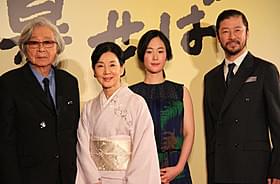 舞台挨拶に立った(左から)山田洋次監督、 吉永小百合、黒木華、浅野忠信「母と暮せば」