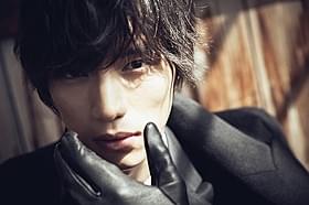 「スナイパー」「逃亡者」などクール&セクシーな姿をおさめた「逃亡者」