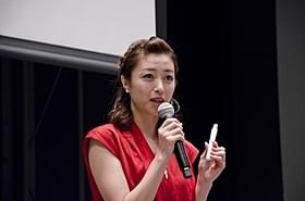 婚活映画祭で恋愛成功の秘訣を語る海老瀬はな「イカとクジラ」