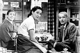 「東京物語」の一場面(左から) 東山千栄子さん、原節子さん、笠智衆さん「東京物語」