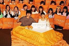 部屋着&こたつでリラックスムードの土屋太鳳と山崎賢人「orange オレンジ」