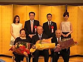 特別功労大章の松岡功氏、 特別功労章の戸田奈津子氏と中島貞夫氏(前列)「ベイマックス」