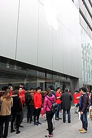 封鎖されたアップルストア銀座「ピンクとグレー」