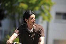 主人公・白岩義男(オダギリジョー)をとらえた一場面「オーバー・フェンス」