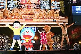 ウンタカダンスを披露するドラえもんたち「映画ドラえもん 新・のび太の日本誕生」
