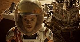 ワトニーは火星で生き延びるすべを探す「オデッセイ」