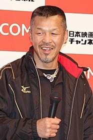 照れた様子でほほ笑む辰吉丈一郎「ジョーのあした 辰吉丈一郎との20年」