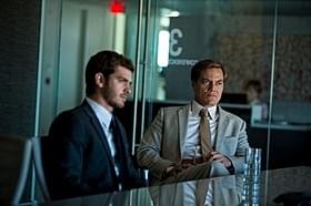 のし上がっていくシングルファーザーを演じた アンドリュー・ガーフィールド(写真左)「ドリーム ホーム 99%を操る男たち」