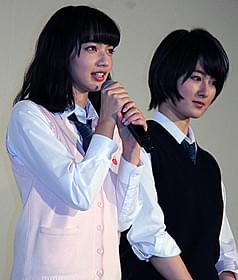 舞台挨拶に立った小松菜奈と高月彩良「黒崎くんの言いなりになんてならない」