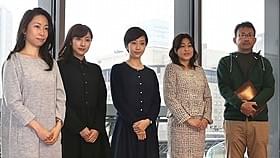 (右から)白羽弥仁監督、河合美智子、木南晴夏、藤本泉、一青妙 金沢・石川県立音楽堂で撮影「ママ、ごはんまだ?」