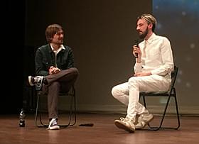 ドン・ハーツフェルト(左)とデビッド・オライリー「明日の世界」