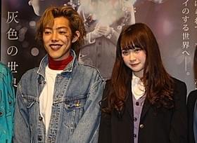 舞台挨拶に立った金子理江(右)「いいにおいのする映画」